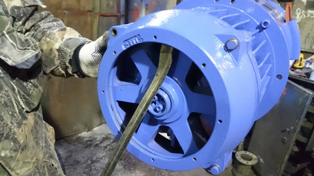 Ремонт подъемника для производства после блокировки тормозного колеса электротельфера из-за замерзания воды