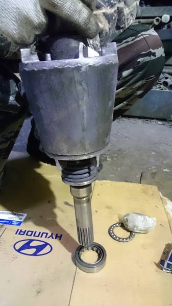 Ремонт подъемника для производства после блокировки тормозного колеса электротельфера из-за замерзания воды