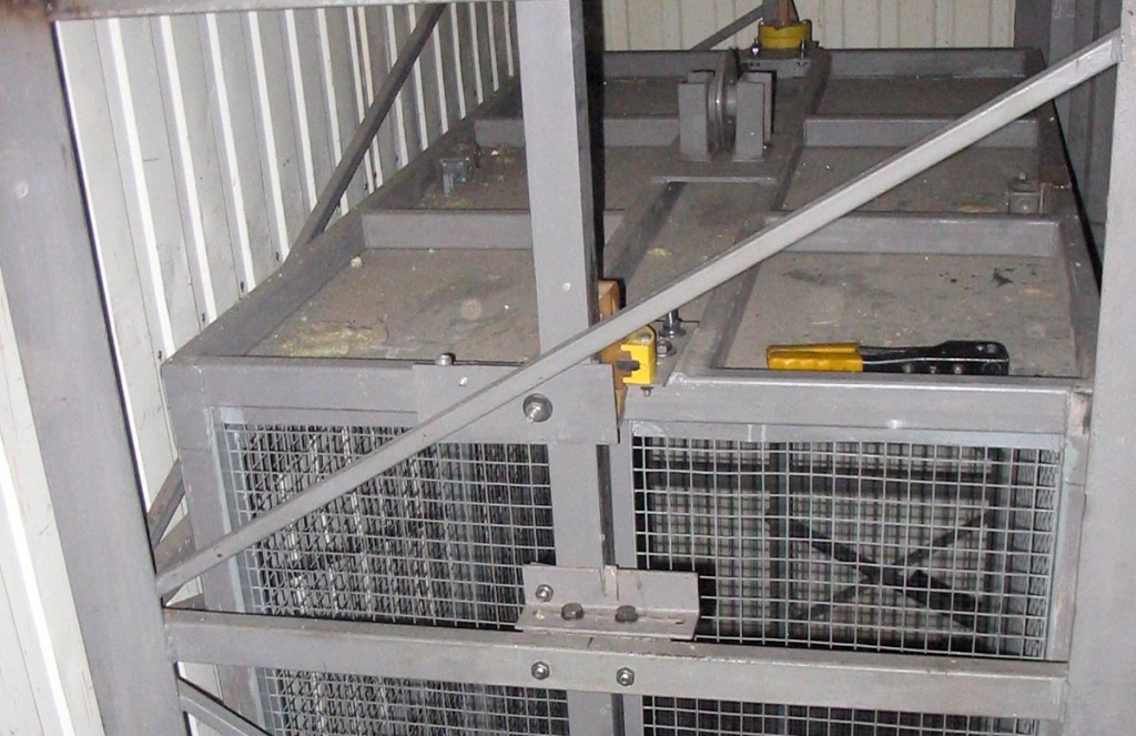 Системы безопасности подъемников для склада: ловители грузовой клети